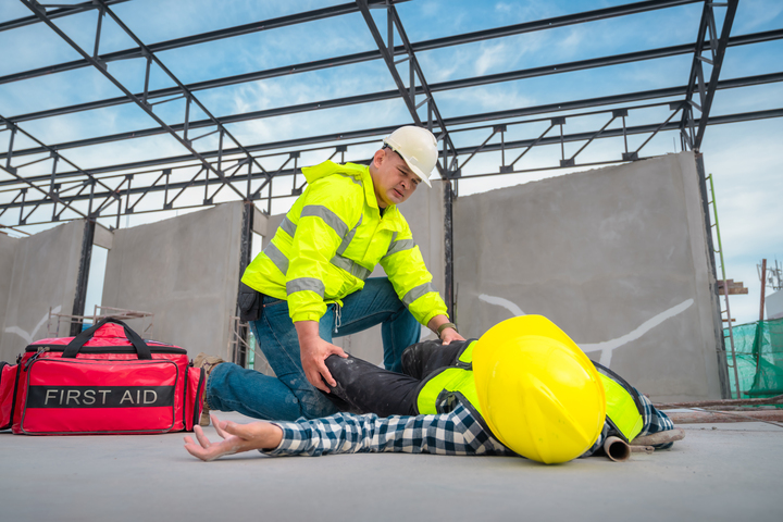 mobmed rapid response services clinician giving first aid to construction worker